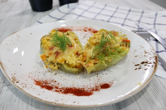 Фаршированные перцы овощами