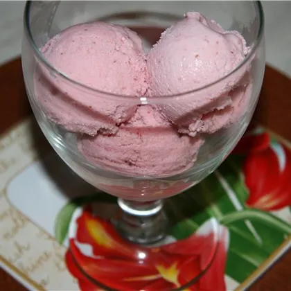 Мороженое 'Клубника со сливками'
