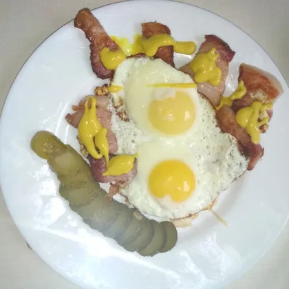 Закуска с яйцом и грудинкой