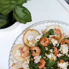 Салат с грушей, креветками и бри/камамбером