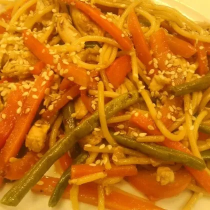 Спагетти с куриной грудкой и овощами