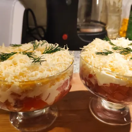 Салат с сырокопченой колбасой и помидором