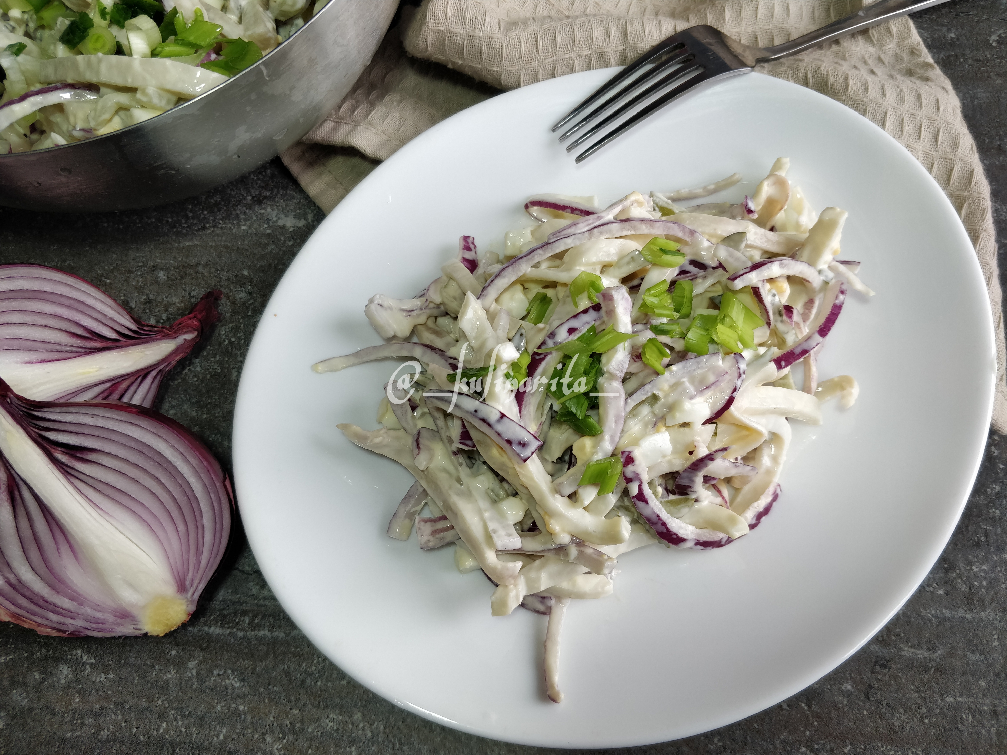 Салат с кальмарами и маринованными огурцами