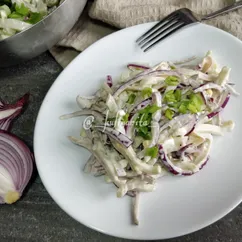 Салат с кальмарами и маринованными огурцами