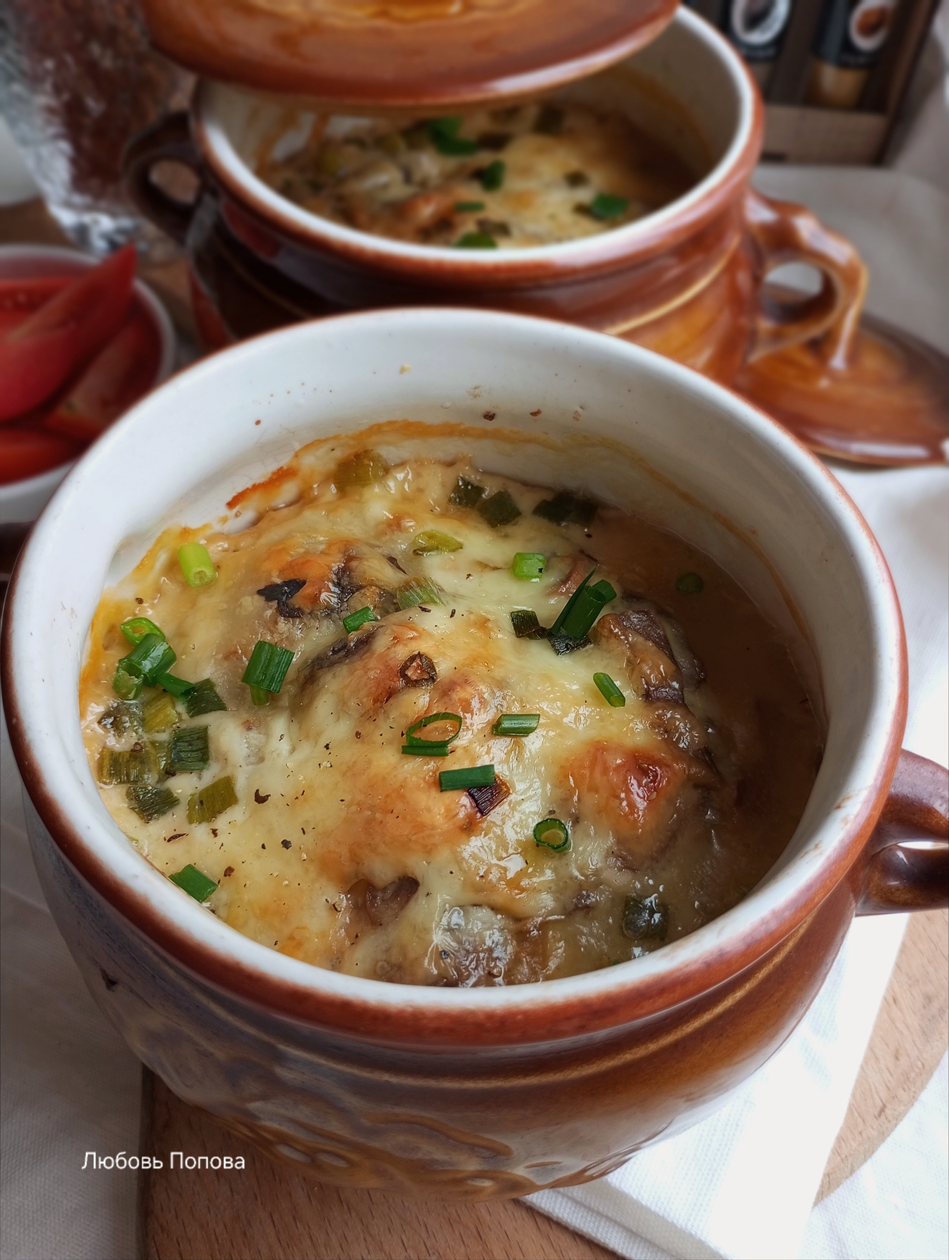 Вареники в соусе бешамель с грибами, запечённые в горшочках 