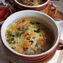 Вареники в соусе бешамель с грибами, запечённые в горшочках 