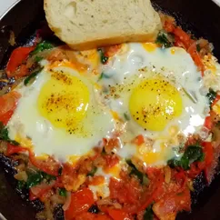 🍳Шакшука с помидорами, луком и шпинатом