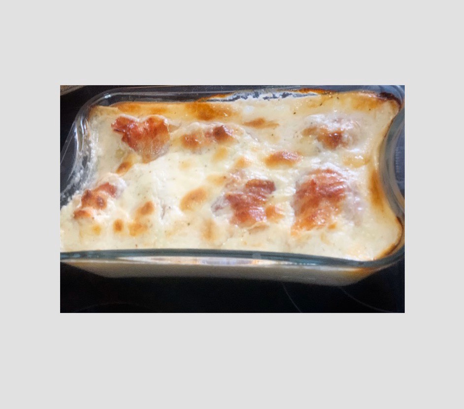 Курица в беконе под соусом