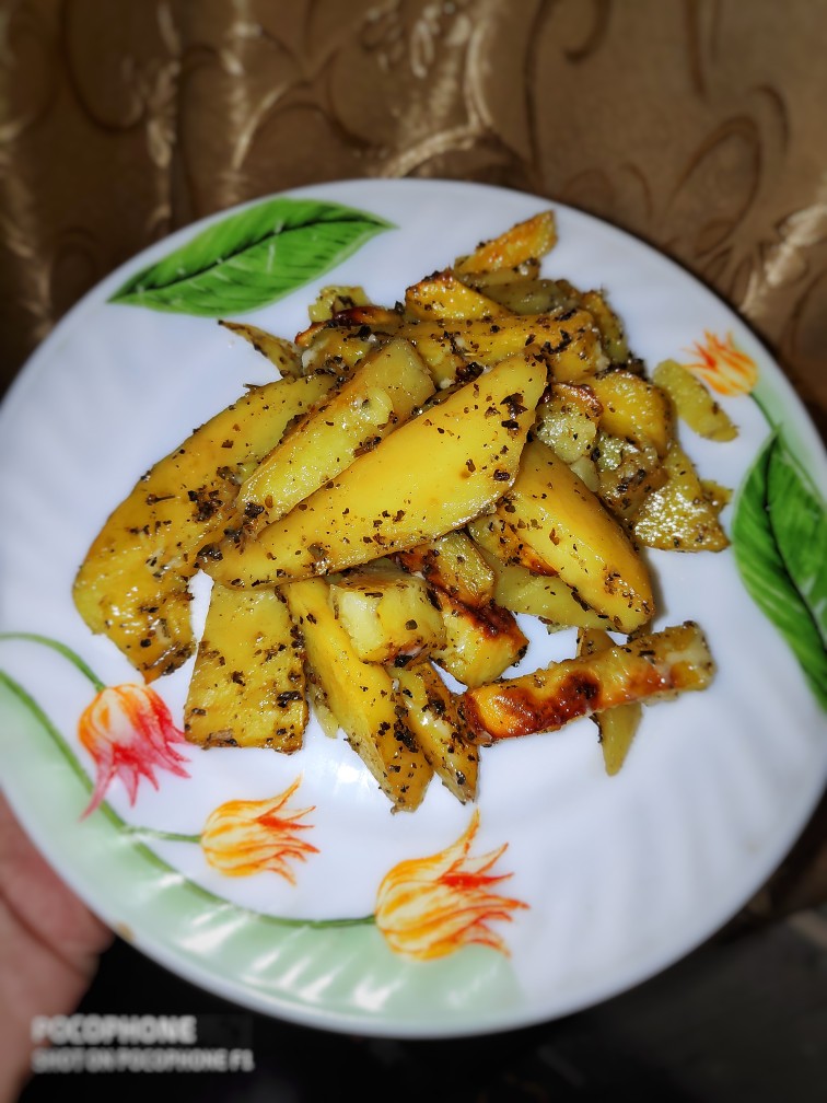 Картофельные дольки с травами