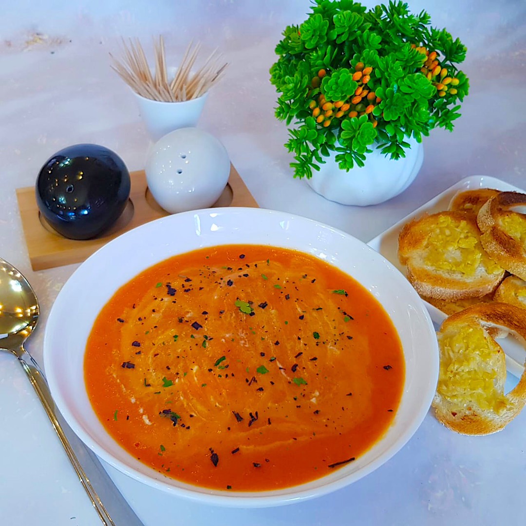 Французский томатный крем-суп с чесночными гренками