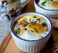 Яйца, запеченные с помидором и беконом