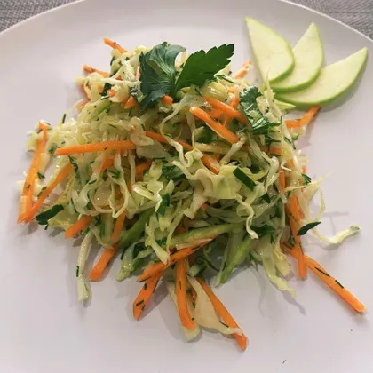 Витаминный салат с капустой и яблоками