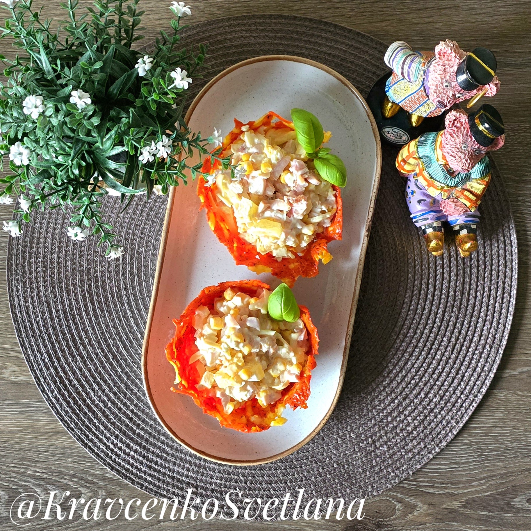 Салат с копчёной курицей в сырных корзиночках