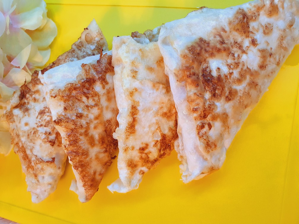 Треугольники из лаваша с сыром и колбасой