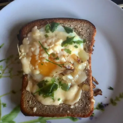 Вкусный завтрак яичница в хлебе