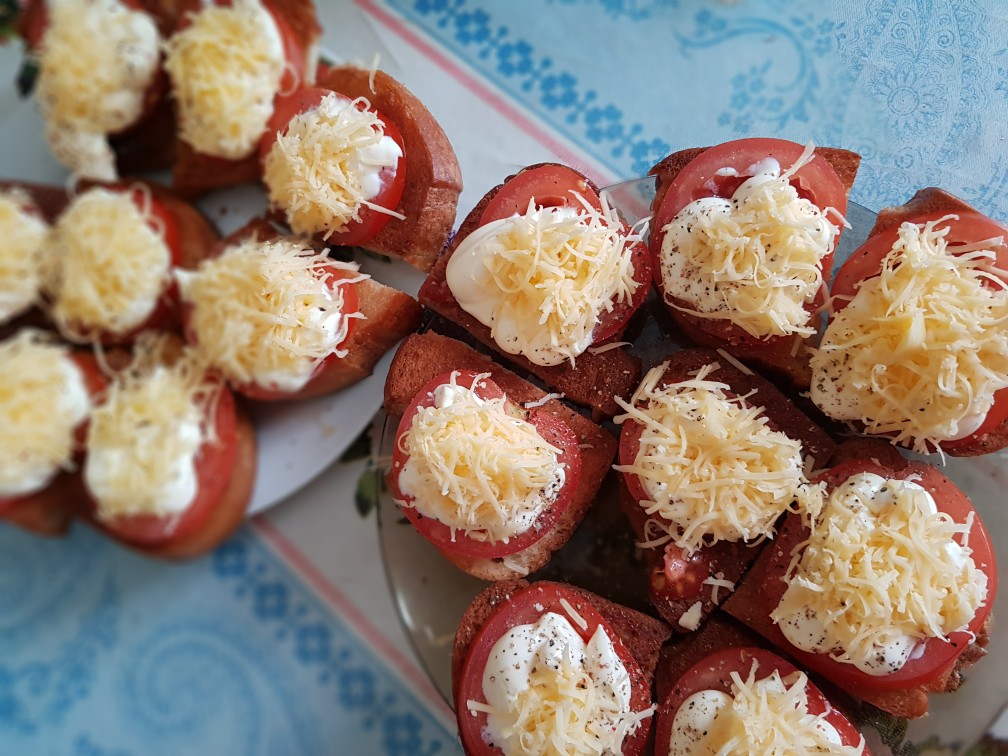 Гренки с помидором и сыром