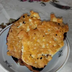 Гренки с яйцом и сыром