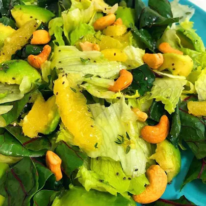 Зелёный салат с апельсином и авокадо