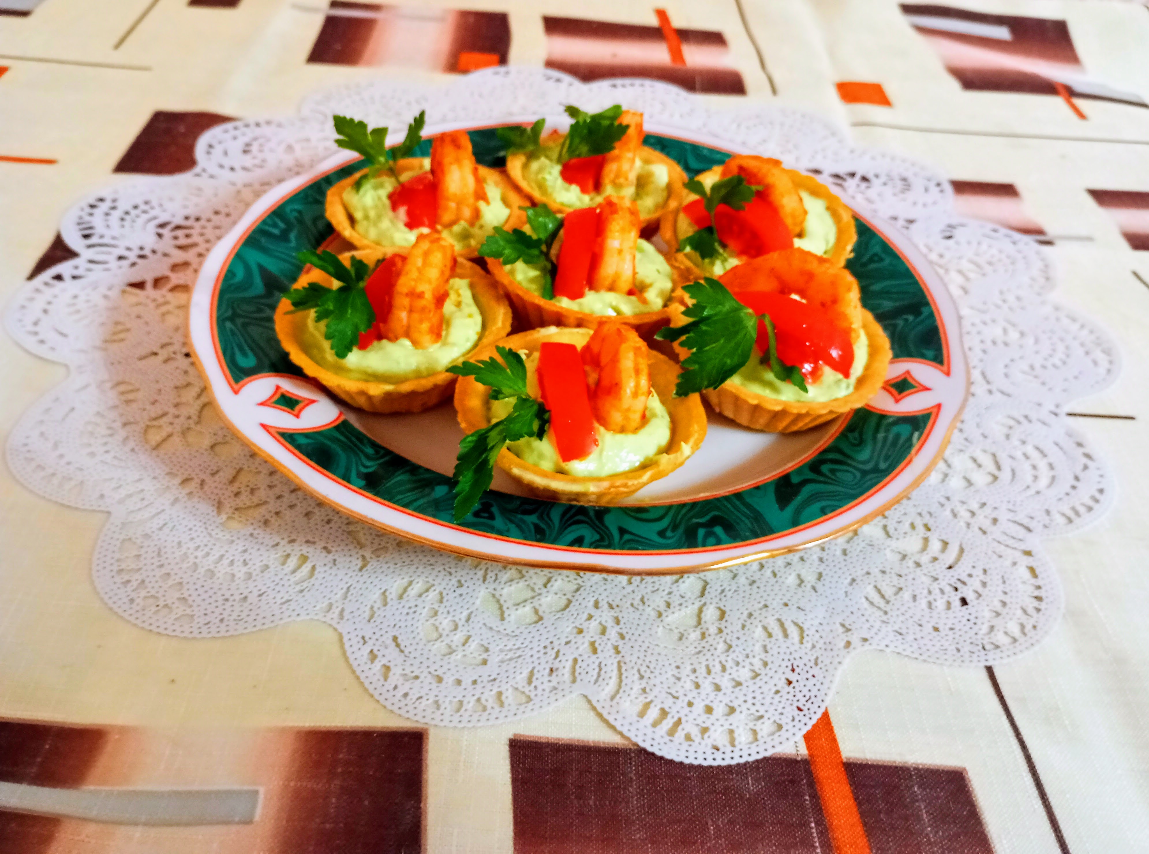 Авокадо с творожным сыром и креветками в тарталетках на фуршет