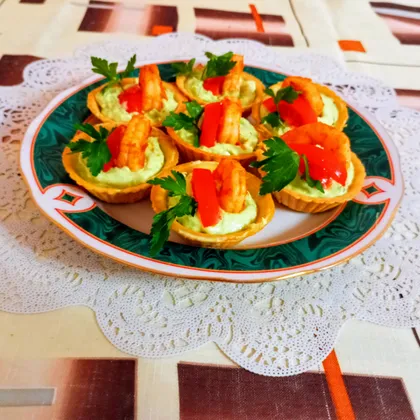 Авокадо с творожным сыром и креветками в тарталетках на фуршет