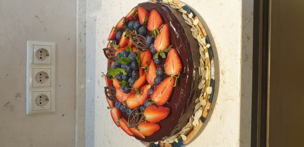 Торт бисквитный с нежнейшим кремом и с шоколадным покрытием😋