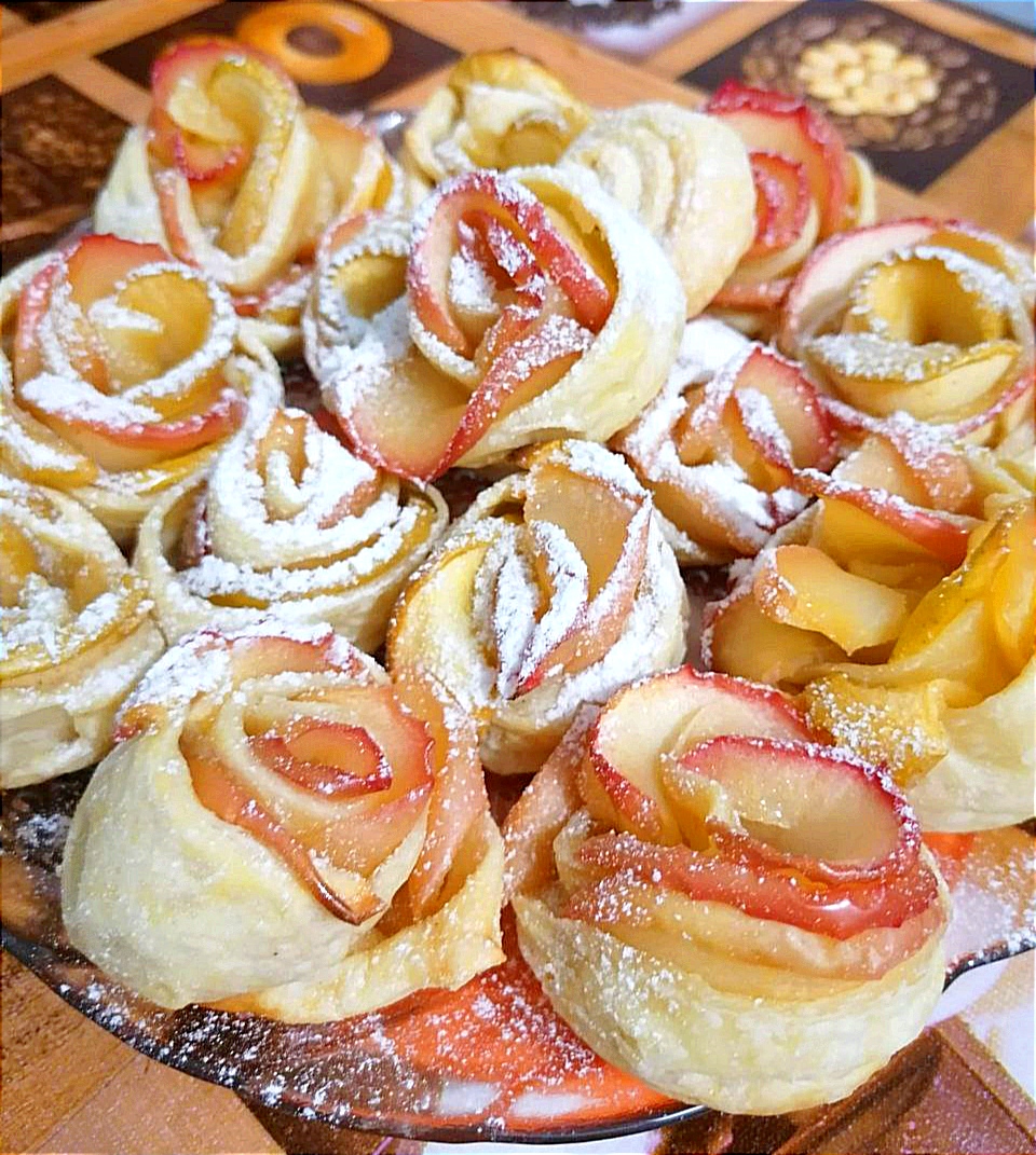 Рецепт: Яблочной розочки - Из слоеного теста - Выпечка и десерты - Готовить легко!