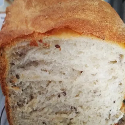 Обычный белый хлеб с кунжутом и льняными семечками в хлебопечке