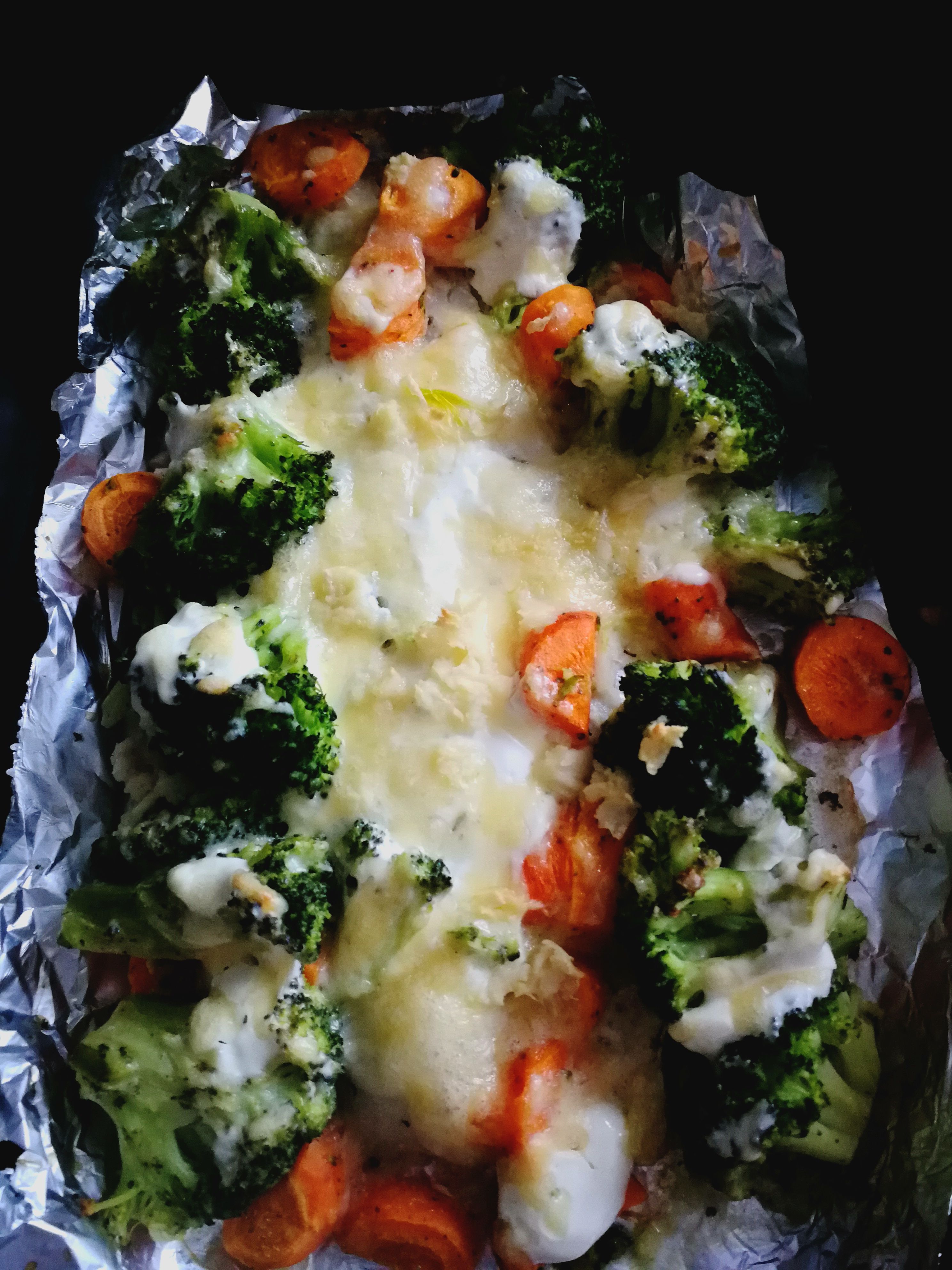 Рыбка с овощами под сырной шапочкой!