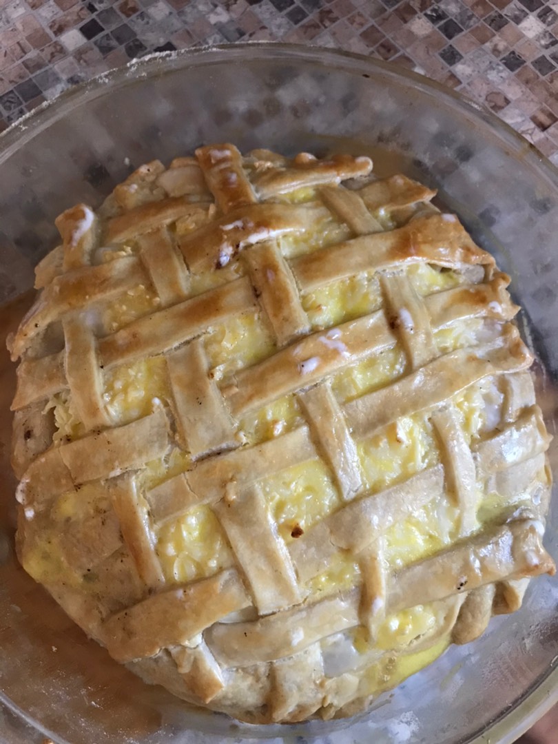 Мясной пирог с сыром и помидорами