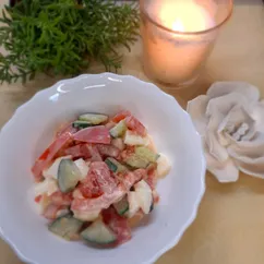 Салат из помидоров и огурцов с яйцами
