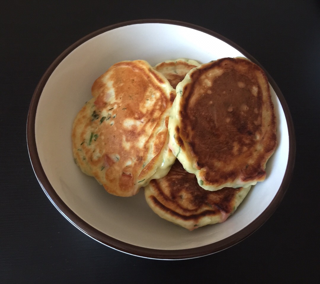 Оладьи с колбасой и зеленью 🥞