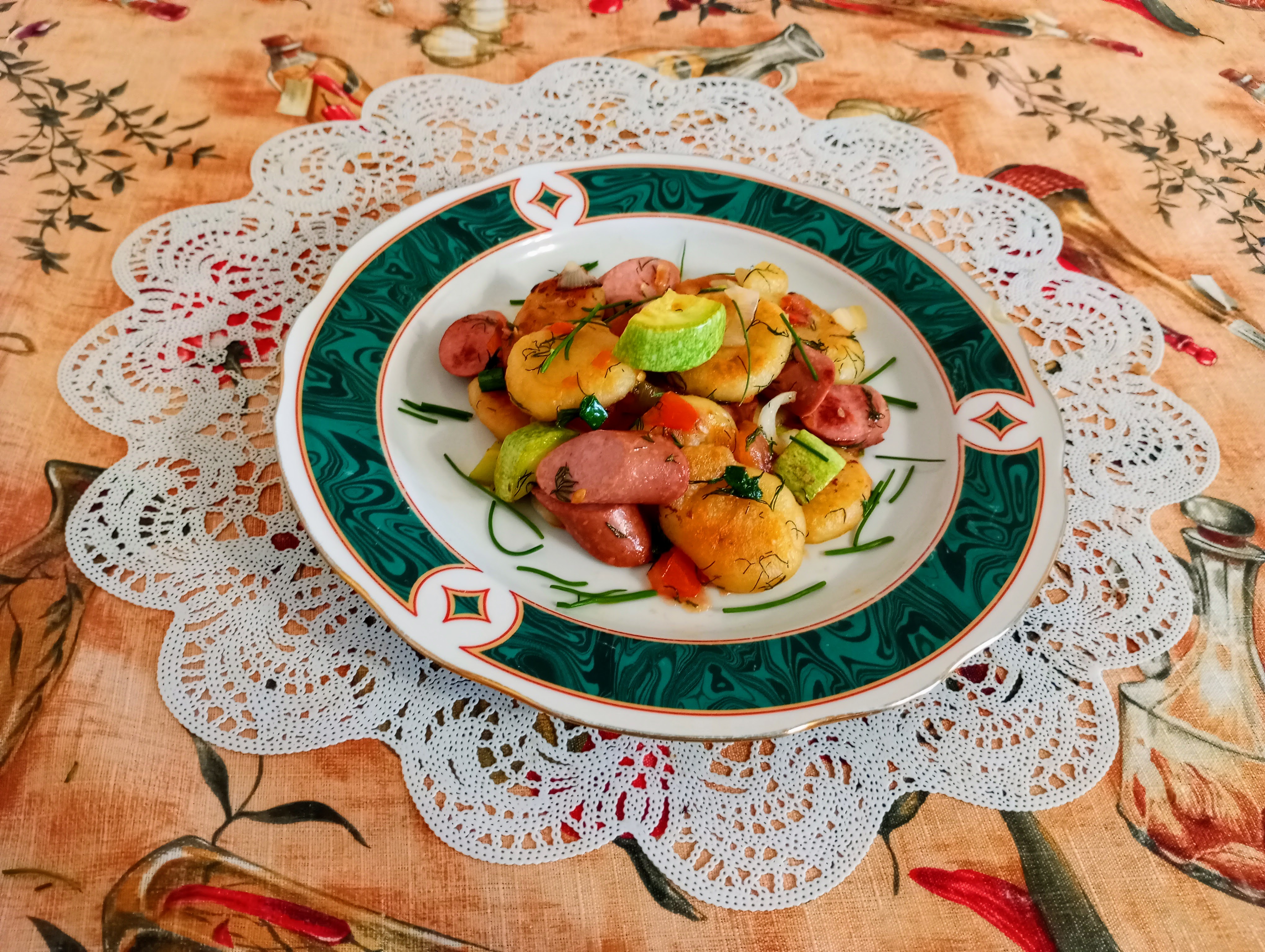 Ленивые вареники с картофелем жаренные с сосисками и овощами
