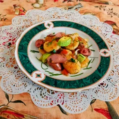 Ленивые вареники с картофелем жаренные с сосисками и овощами