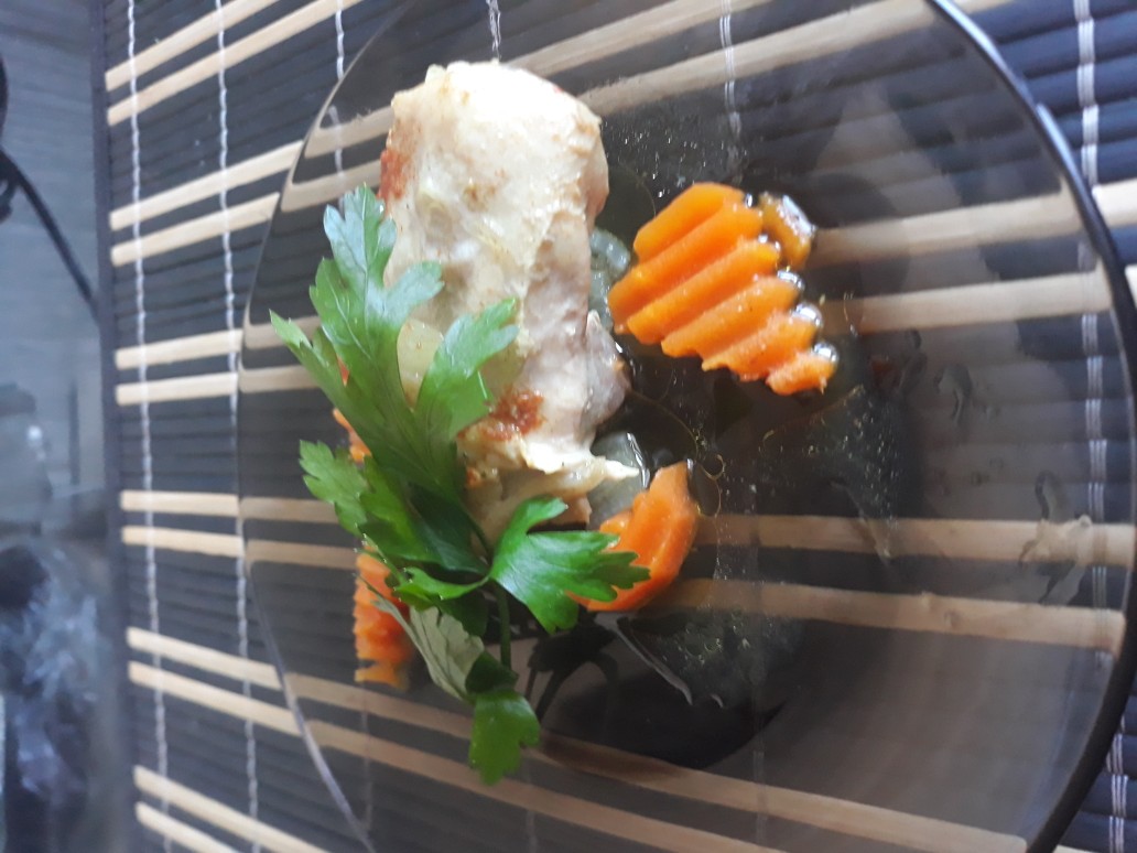 Куриные окорочка, тушёные с морковью и луком