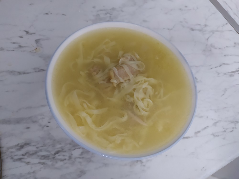 Куриный бульон с домашней лапшой