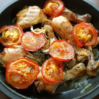 Куриные ножки, запечённые с томатами и луком