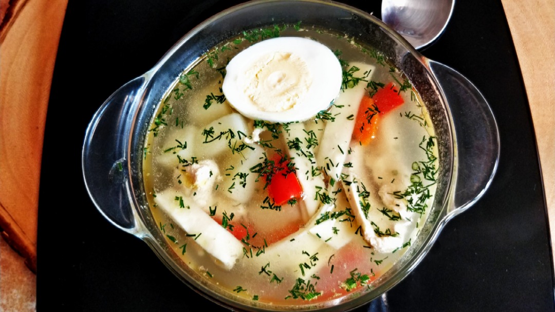 Куриный суп с зеленью и помидорами