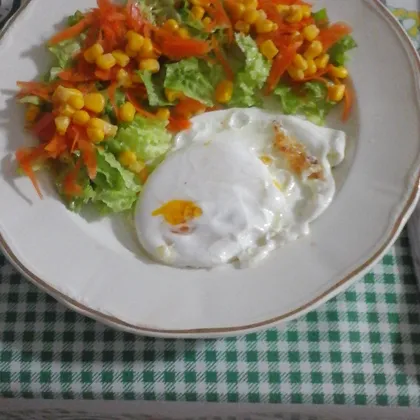 Яичница с салатом