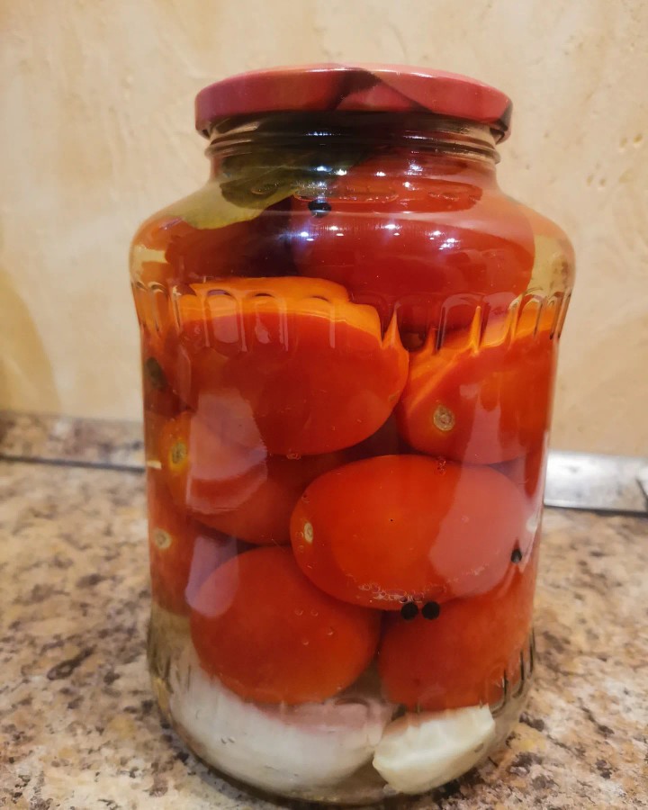 Маринованные помидоры. Хранятся дома при комнатной температуре