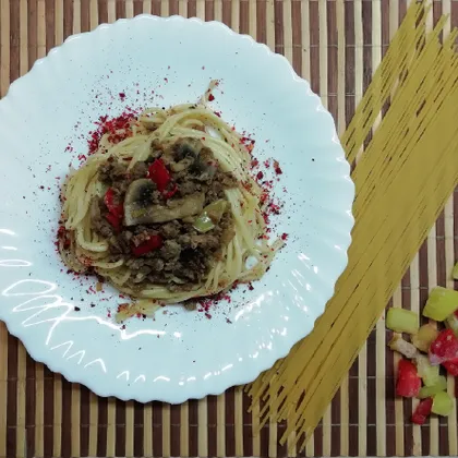 Спагетти с фаршем, болгарским перцем и шампиньонами 🍝