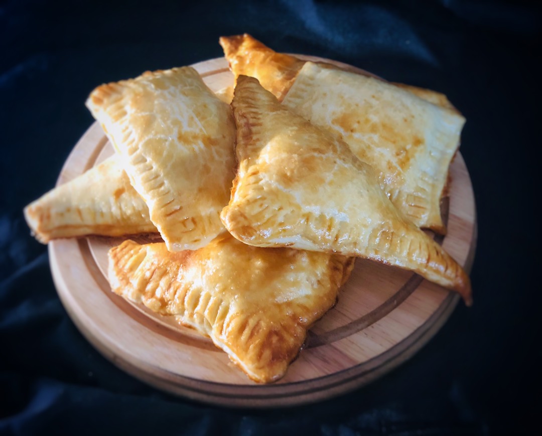 Слойки с сыром и колбасой - легко и быстро