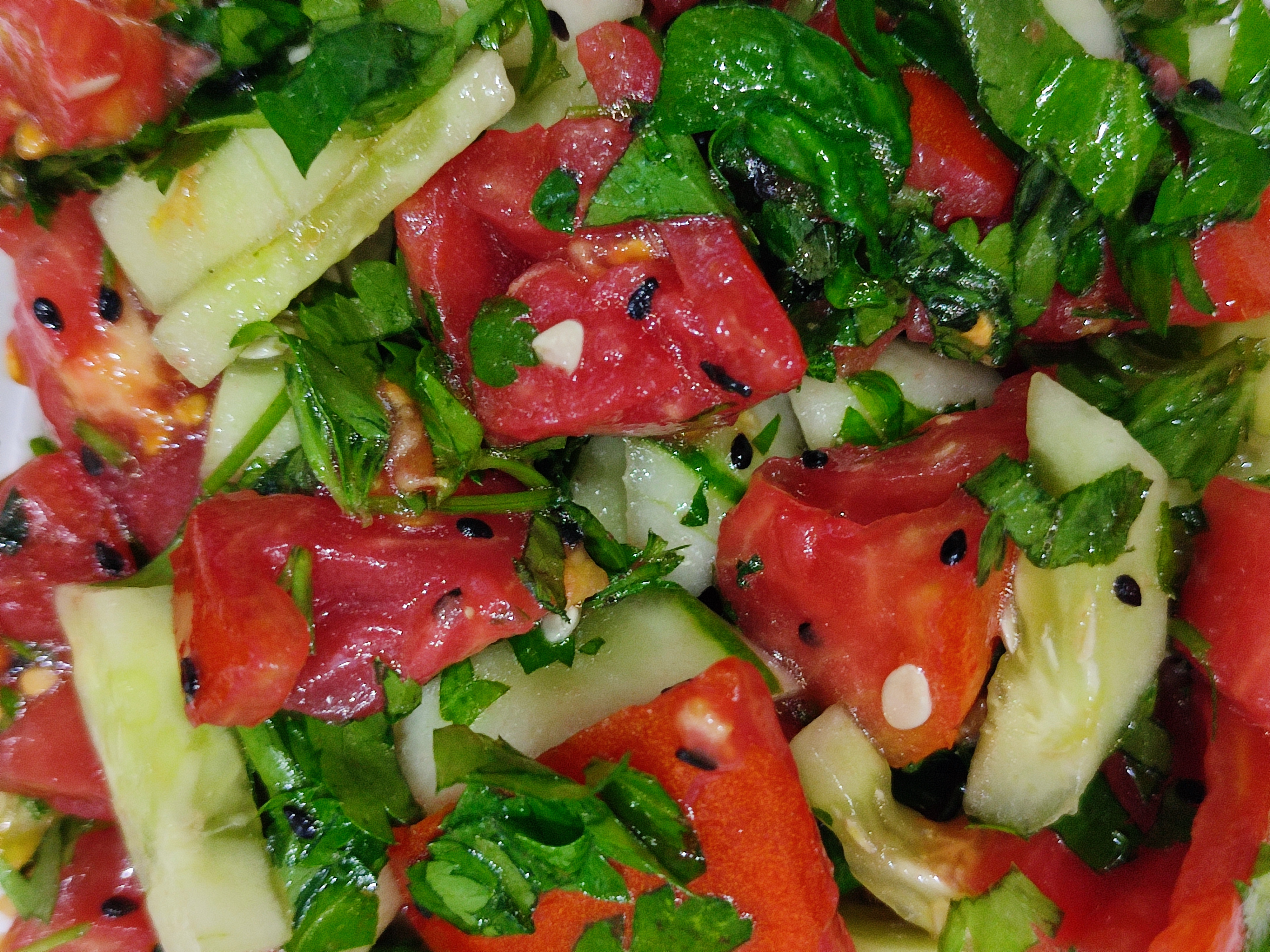 Салат с огурцами, помидорами и базиликом