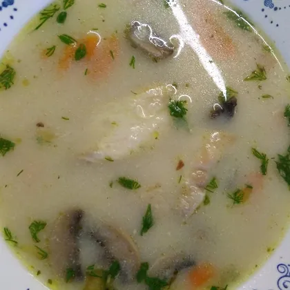 Сливочный суп с курицей, рисом и грибами