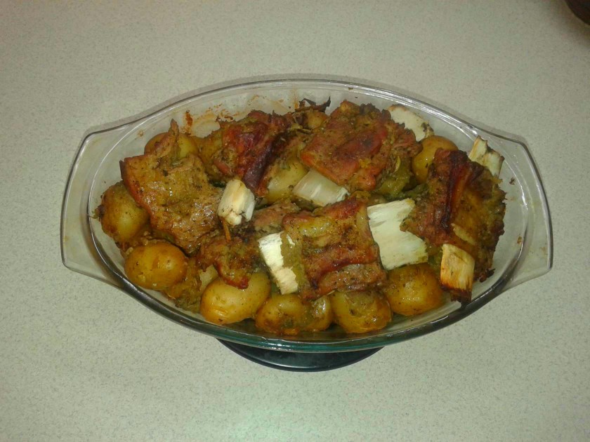 Маринованные говяжьи ребрышки запеченные с молодым картофелем.  