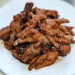 Куриные лапки тушёные в соусе 