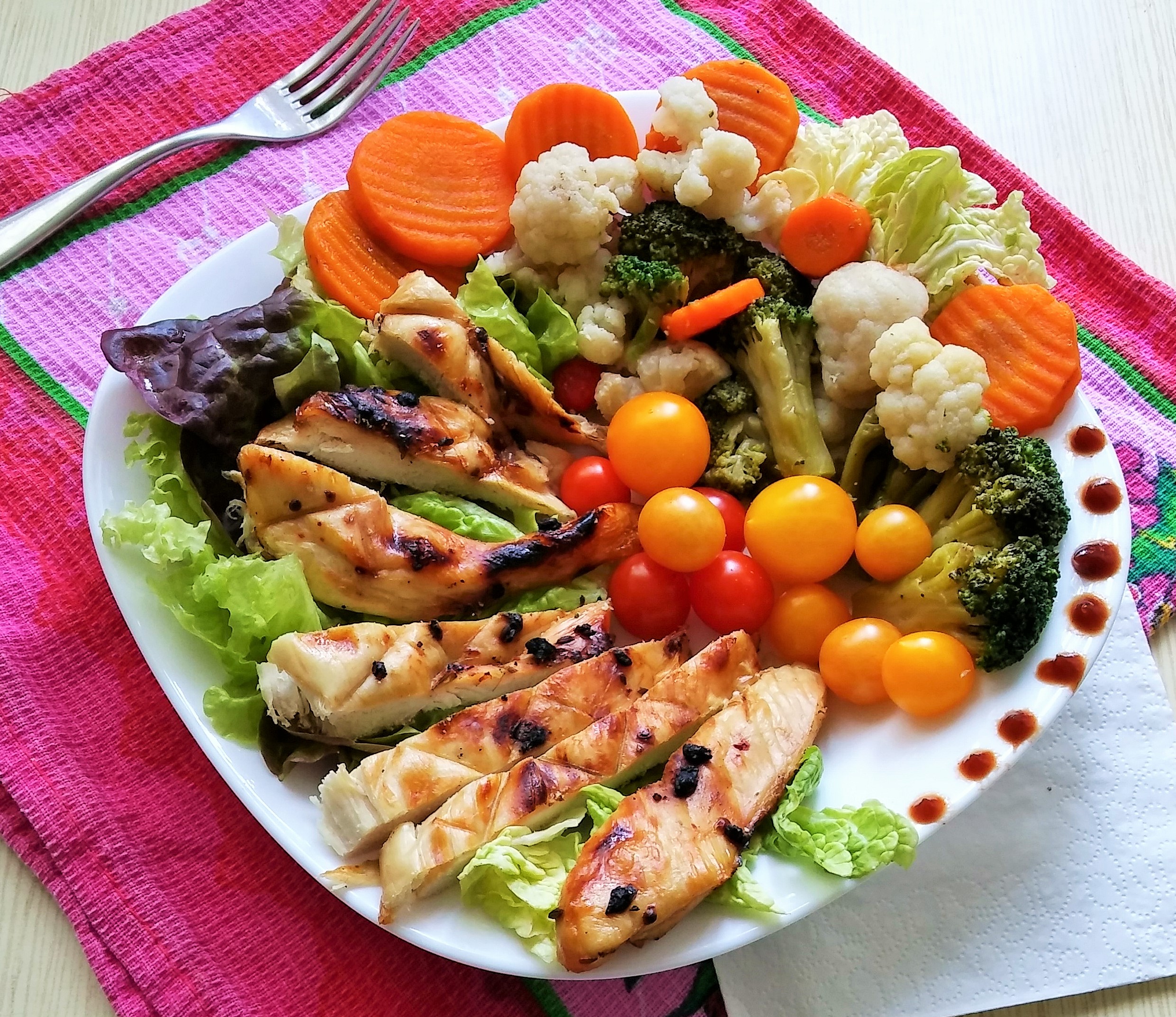 Куриное филе на решетке гриль с овощами