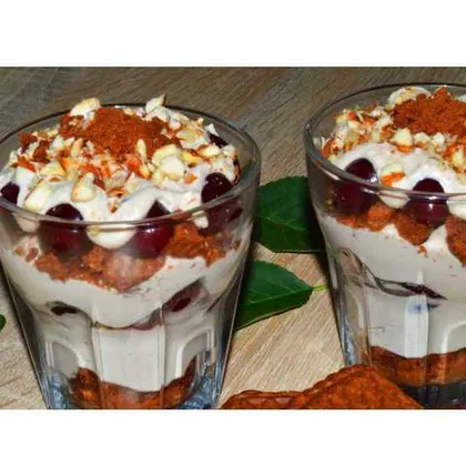 Десерт из мороженого и творога с ягодами