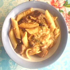 Тушеная говядина с соусом и penne rigate (перья)