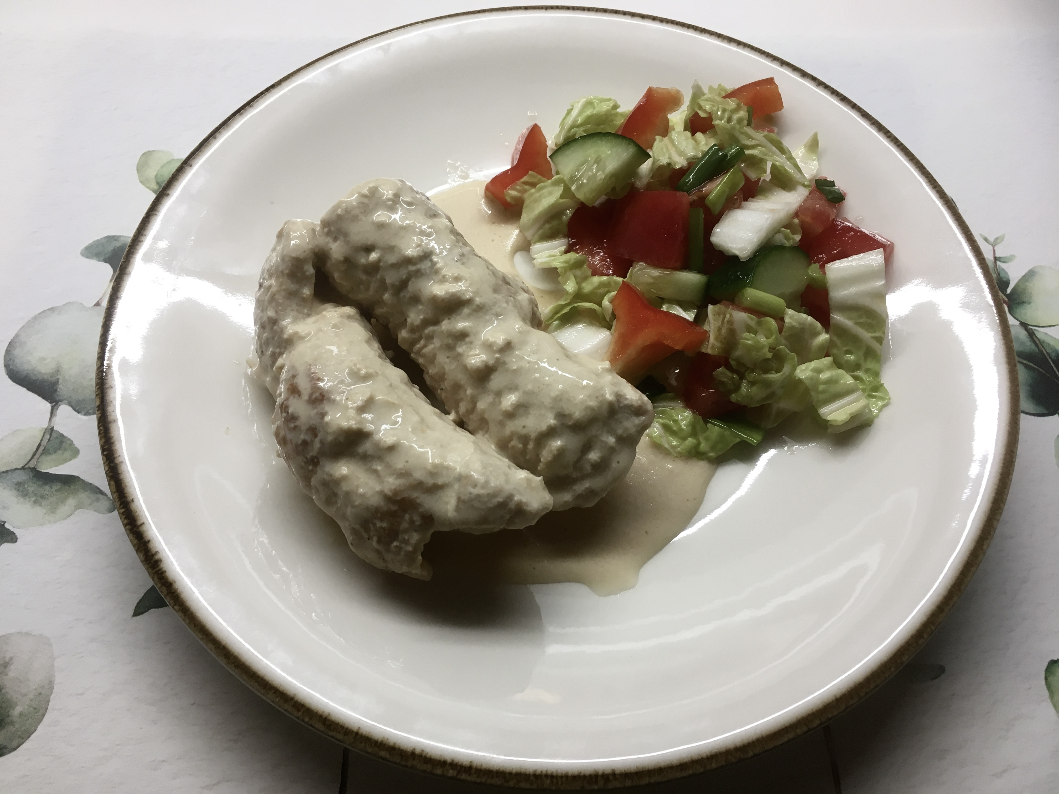 Мясные рулетики с чесноком