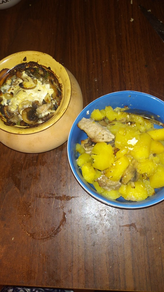 Картошка с грибами и мясом в горшочках